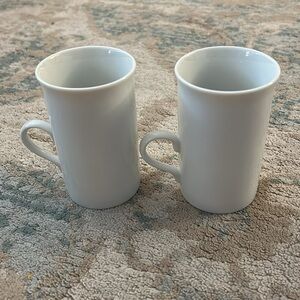 Set of 2 white mugs with low handle